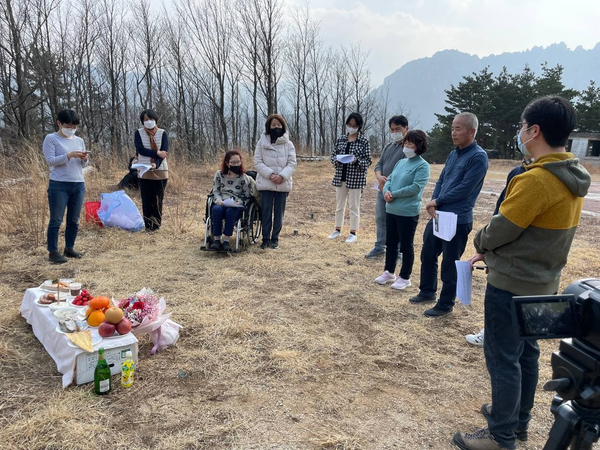 오늘은 삼성전자 반도체 공장에서 일하다 백혈병으로 숨진 황유미씨 16주기다. 사진은 지난 2022년 열렸던 황유미씨 15주기 및 반도체-전자산업 산재사망 노동자 추모식 (반올림 홈페이지)