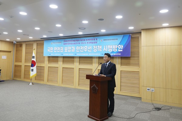 김교흥 국회의원이 인사말을 전하고 있다.