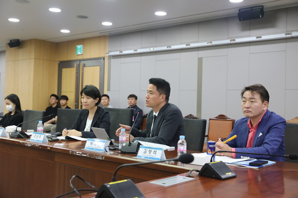 토론발표에 이어 종합토의가 진행되고 있다.