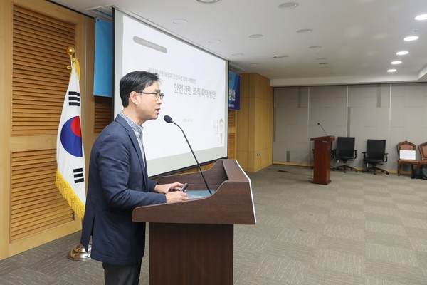 이윤호 본부장(안전생활신천연합 정책사업본부)이 토론발표를 진행하는 모습.