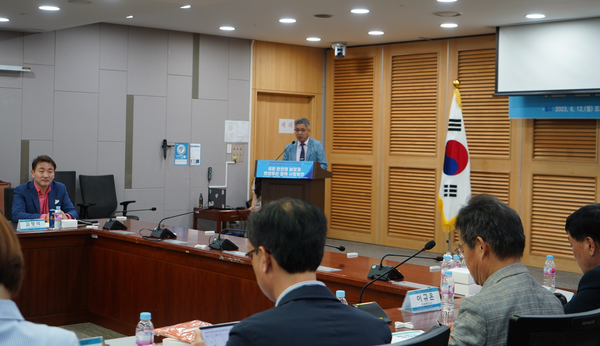 ⓒ염병수 아주대 교수가 좌장을 맡아 언전 정책 시행 방안에 대한  토론 발표가 이어졌다/사진- 세이프티퍼스트닷뉴스